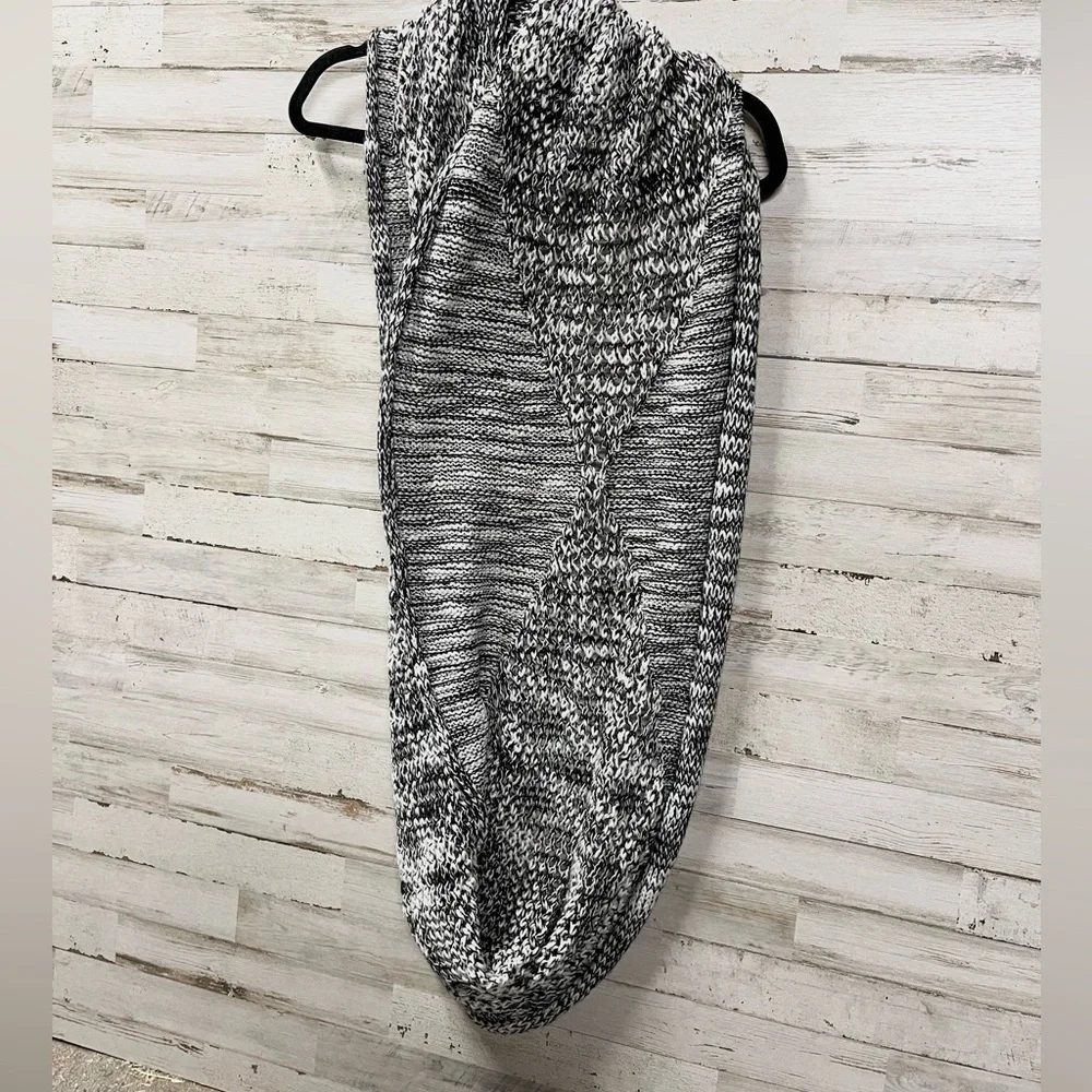 Ann Taylor Geometric Monochrome Knit Scarf